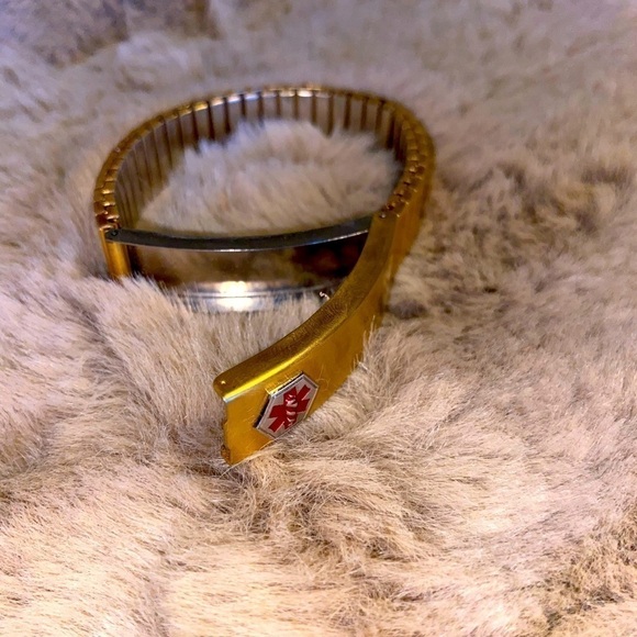 VTG Speidel USA Gold Tone Stretch Bracelet 8” 17mm Wide Secret compartment - Picture 3 of 5